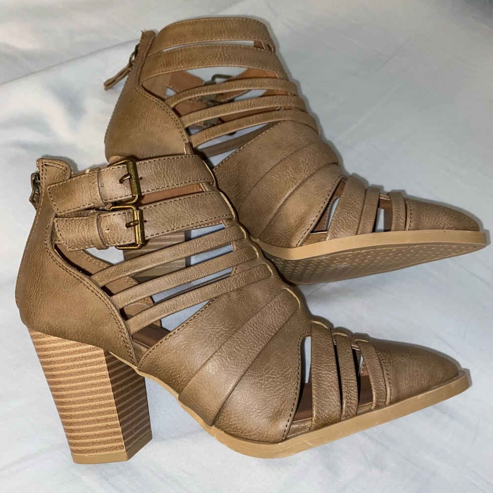 Closed toed Qupid heels Size 7, super cute for spring or fall outfits.